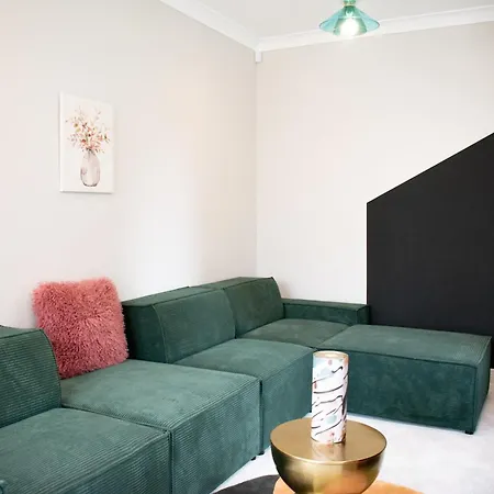 Spacious 6 Bedroom House - Sleeps 11, Convenient Location, Perfect For Families Birmingham