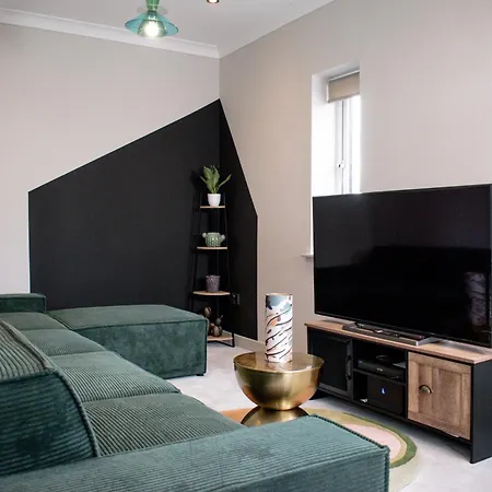Dom wakacyjny Spacious 6 Bedroom House - Sleeps 11, Convenient Location, Perfect For Families