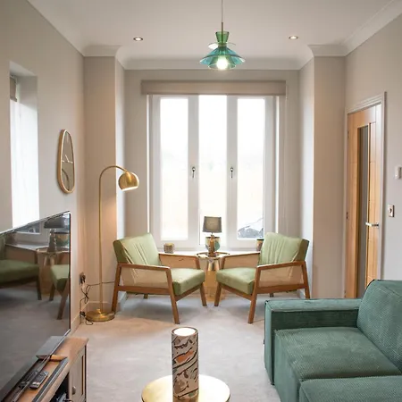 Spacious 6 Bedroom House - Sleeps 11, Convenient Location, Perfect For Families * Birmingham