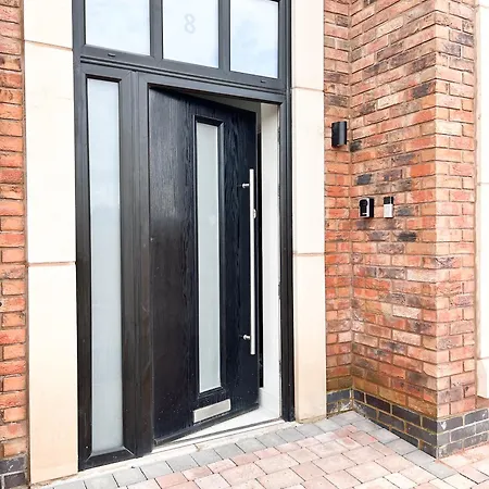 Spacious 6 Bedroom House - Sleeps 11, Convenient Location, Perfect For Families * Birmingham