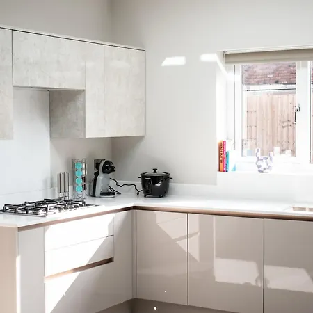 Spacious 6 Bedroom House - Sleeps 11, Convenient Location, Perfect For Families Birmingham