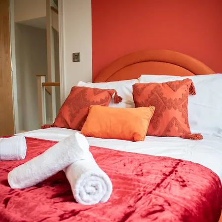 Spacious 6 Bedroom House - Sleeps 11, Convenient Location, Perfect For Families Birmingham