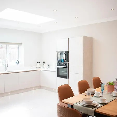 Spacious 6 Bedroom House - Sleeps 11, Convenient Location, Perfect For Families