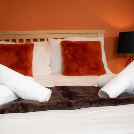 Dom wakacyjny Spacious 6 Bedroom House - Sleeps 11, Convenient Location, Perfect For Families