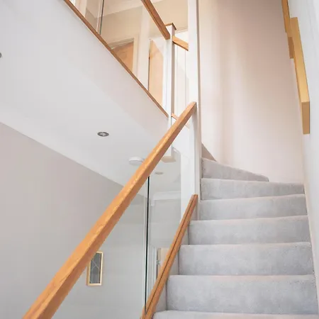 Spacious 6 Bedroom House - Sleeps 11, Convenient Location, Perfect For Families * Birmingham
