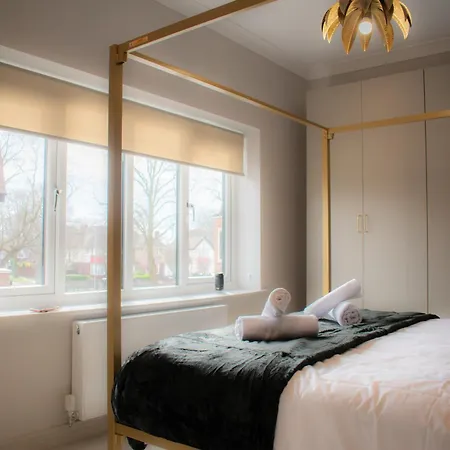 Spacious 6 Bedroom House - Sleeps 11, Convenient Location, Perfect For Families Dom wakacyjny