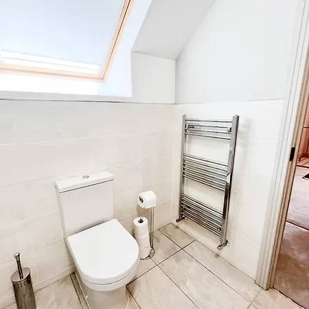 Spacious 6 Bedroom House - Sleeps 11, Convenient Location, Perfect For Families