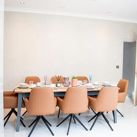 Spacious 6 Bedroom House - Sleeps 11, Convenient Location, Perfect For Families Dom wakacyjny