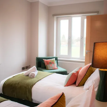Dom wakacyjny Spacious 6 Bedroom House - Sleeps 11, Convenient Location, Perfect For Families *