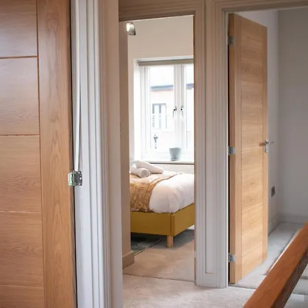 Spacious 6 Bedroom House - Sleeps 11, Convenient Location, Perfect For Families Birmingham