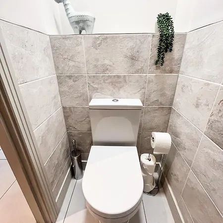 Spacious 6 Bedroom House - Sleeps 11, Convenient Location, Perfect For Families Dom wakacyjny