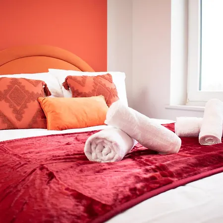 Spacious 6 Bedroom House - Sleeps 11, Convenient Location, Perfect For Families Birmingham