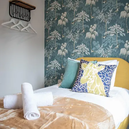 Dom wakacyjny Spacious 6 Bedroom House - Sleeps 11, Convenient Location, Perfect For Families *